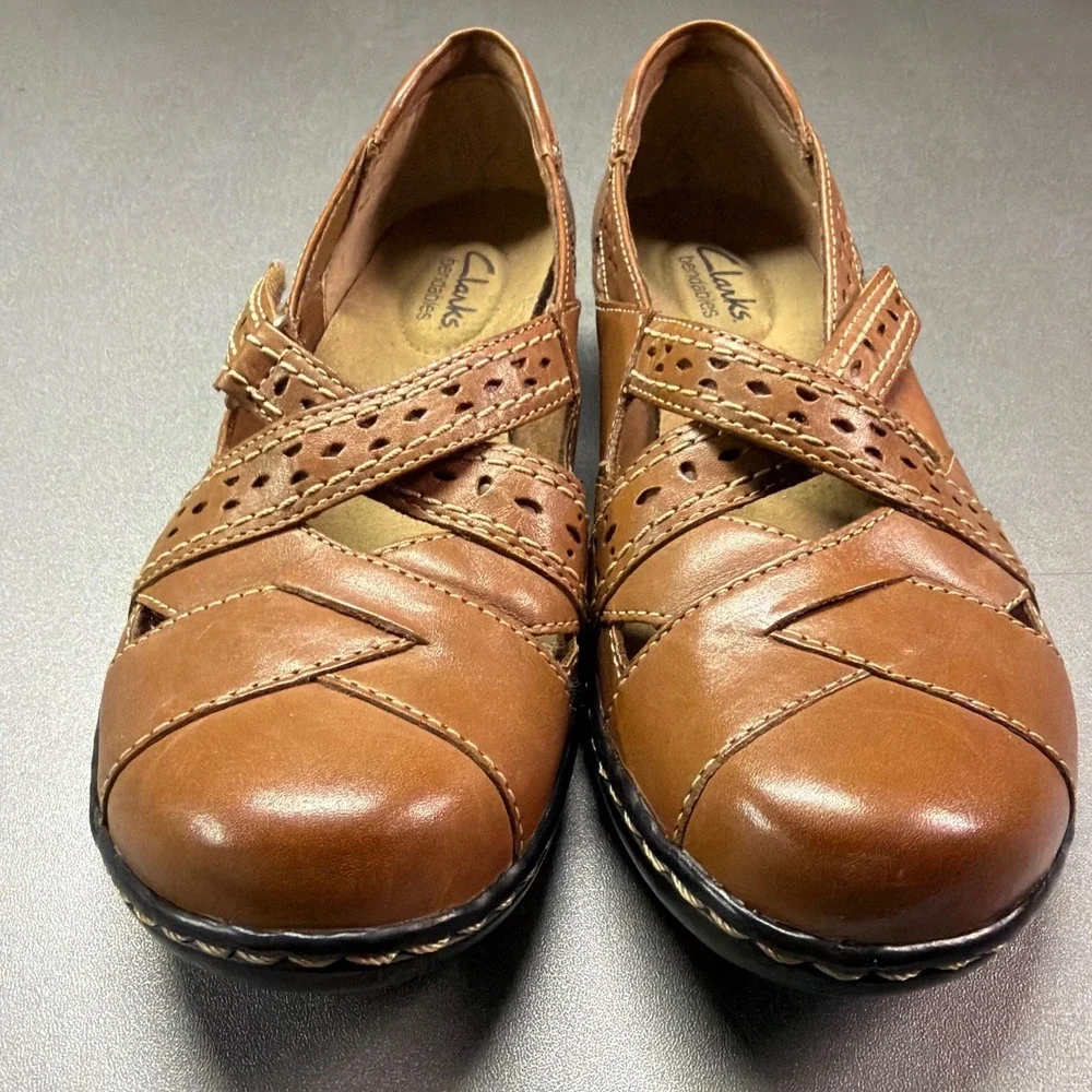 Clarks Bendables Tan Leather Mary Jane Flats comfy walking career grandmacore 6